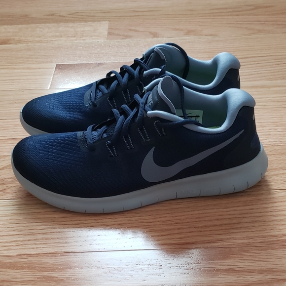 NEW NIKE RUNNING SHOES - Picture 2 of 5